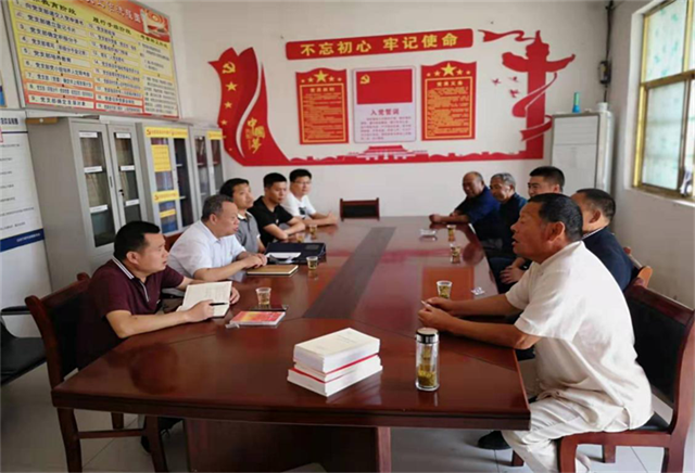 周口幼儿师范学校在帮扶村开展 “不忘初心跟党走，牢记使命见行动” 主题党日活动