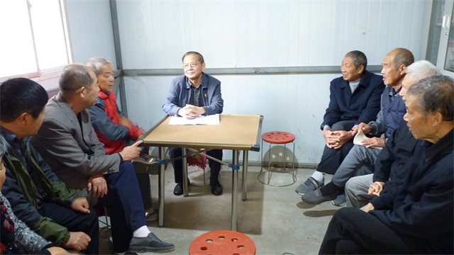 周口幼师副校长朱良春为离退休党员上党课