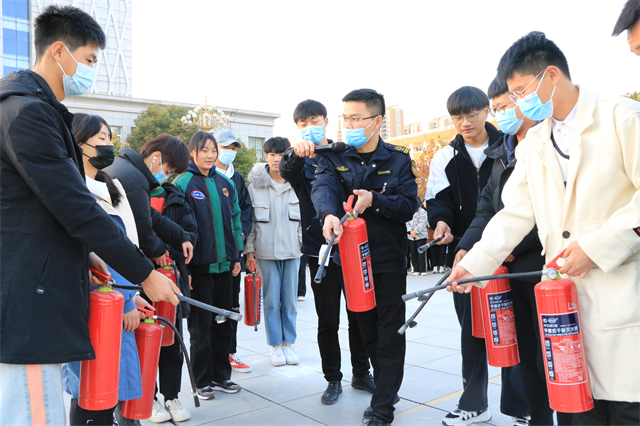 周口幼师举行2021年度冬季消防培训灭火逃生演练