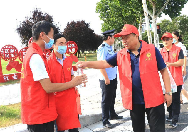 周口幼儿师范学校副校长韩广飞 带队到“创文”分包路段慰问学校文明交通志愿者