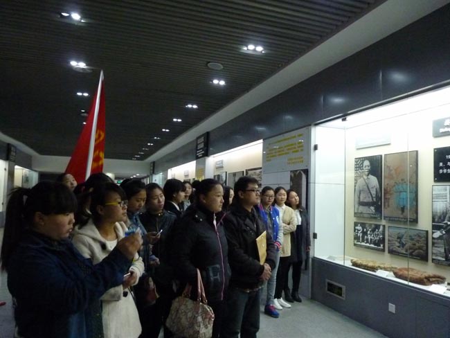 我校师生代表到吉鸿昌纪念馆进行清明节祭拜活动